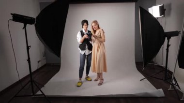 Fotoğrafçı ve model görüntüleme