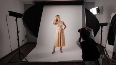 Fotoğraf stüdyosunda çekim işlemi