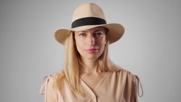 Portrait of blonde in hat — Stock Video