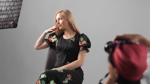 Mujer posando en estudio fotográfico — Vídeo de stock