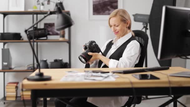 Fotograf mit Kamera im Büro — Stockvideo