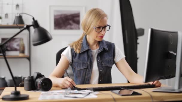 Žena retušuje fotky v kanceláři — Stock video