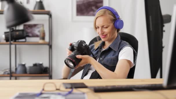 Fotografo femminile che rivede le immagini — Video Stock