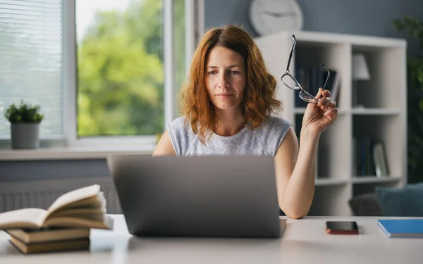 Femme travaillant à la maison — Photo