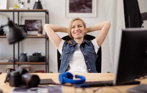 Fotógrafo relajante en el trabajo — Foto de Stock