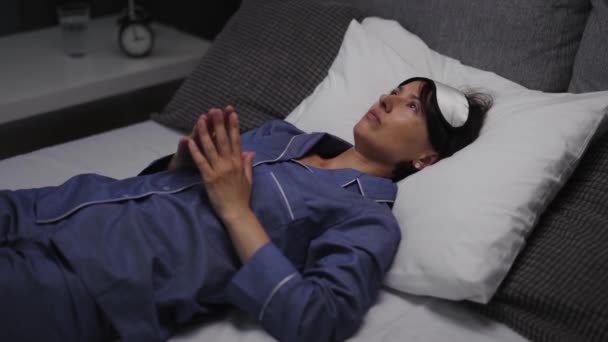 Zamartwiona kobieta nie może spać — Wideo stockowe
