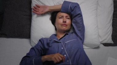 Stresli kadın uyuyamıyor.