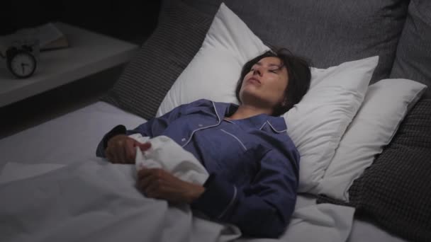수면 장애를 겪고 있는 여자 — 비디오