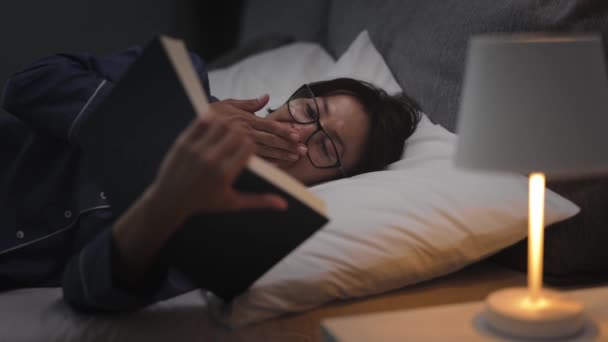 Woman reading before sleep — Stock Video