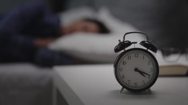 Mujer durmiendo cerca del reloj — Vídeo de stock