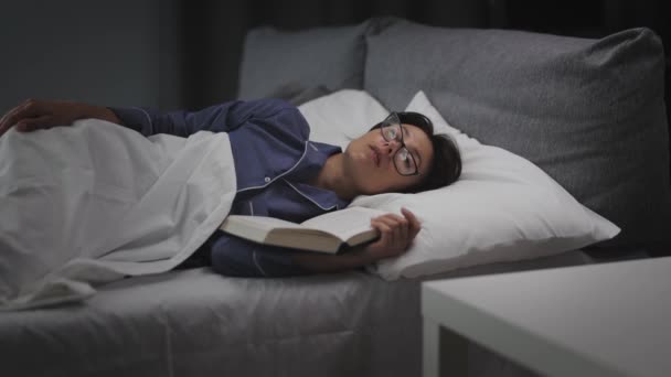 O femeie adormită în timp ce citea — Videoclip de stoc