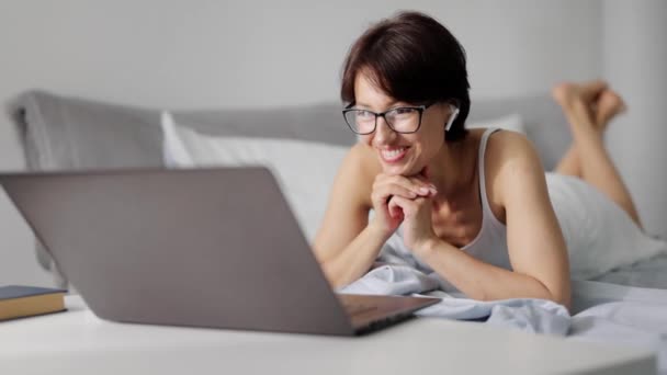 Mujer usando portátil en la mañana — Vídeos de Stock