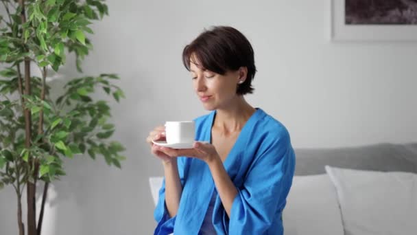 Mujer disfrutando de café mañana — Vídeo de stock