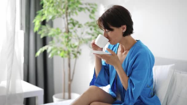 Vrouw die ochtendkoffie drinkt — Stockvideo