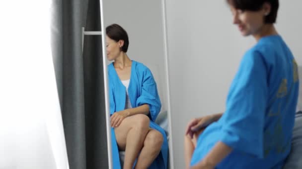 Жінка наносить крем на руки — стокове відео