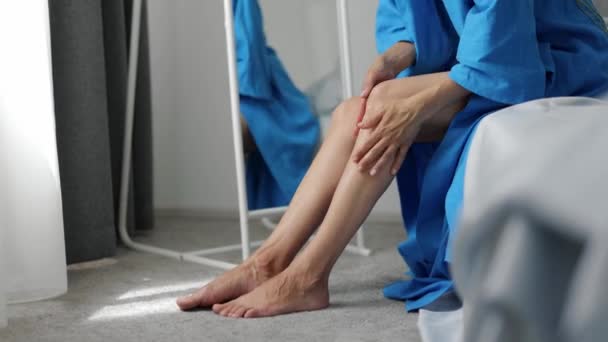 Mujer masaje piernas con crema — Vídeos de Stock