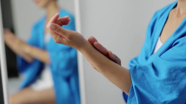 Жінка використовує крем для рук — стокове відео