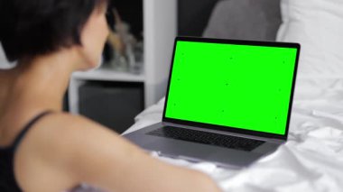 Yeşil ekran laptop kullanan kadın