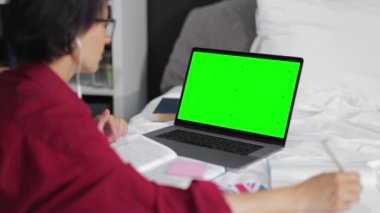 Dizüstü bilgisayarda çalışan kadın