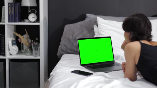 Uso de ordenador portátil con pantalla verde — Vídeos de Stock