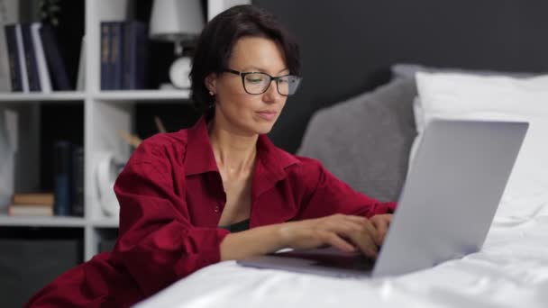 Mulher com laptop no quarto — Vídeo de Stock