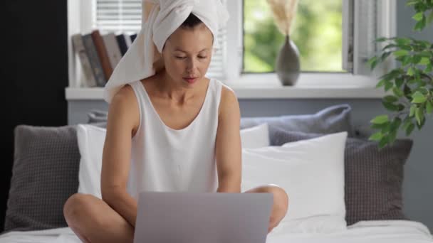 Mulher na cama com laptop — Vídeo de Stock