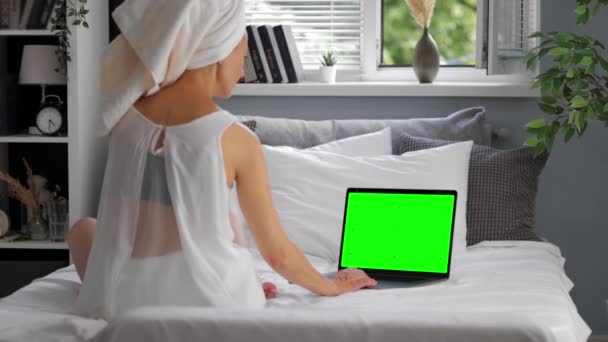 有绿色屏幕笔记本电脑的妇女 — 图库视频影像