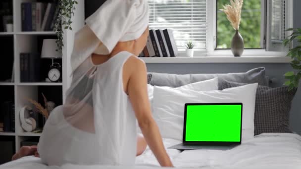 Жінка використовує ноутбук ключа хроми — стокове відео