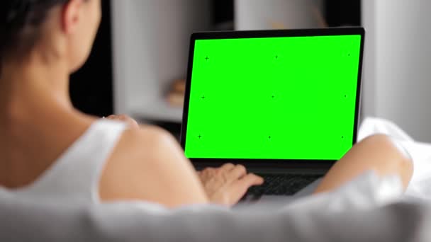 Mujer usando la computadora portátil de pantalla verde — Vídeo de stock