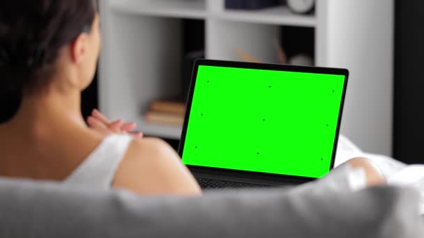 Vrouw met groene scherm computer — Stockvideo