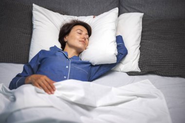 Tatlı rüyalardan hoşlanan kadın