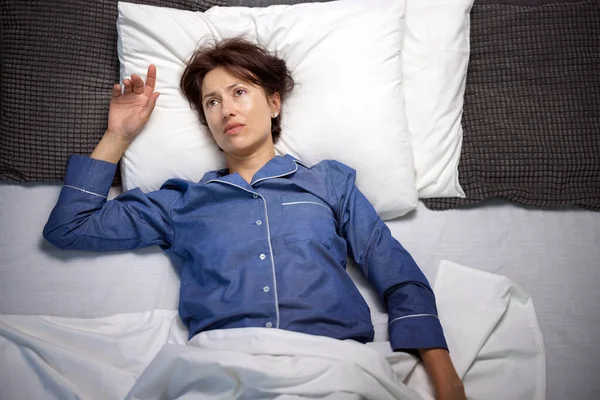 Donna con insonnia a letto — Foto Stock