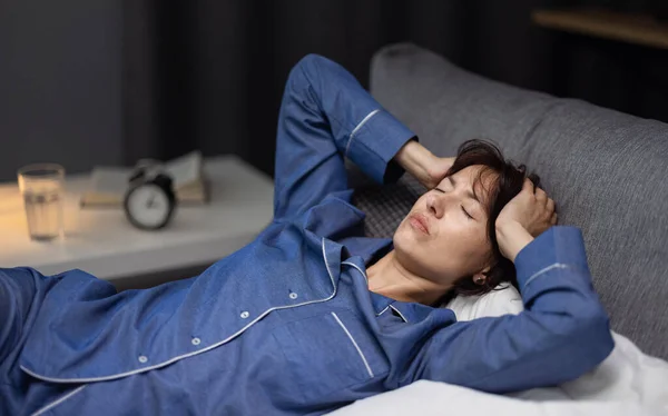 Yatakta uykusuzluk çeken bir kadın — Stok fotoğraf