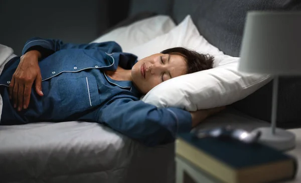 Kobieta śpiąca słodko w nocy — Zdjęcie stockowe