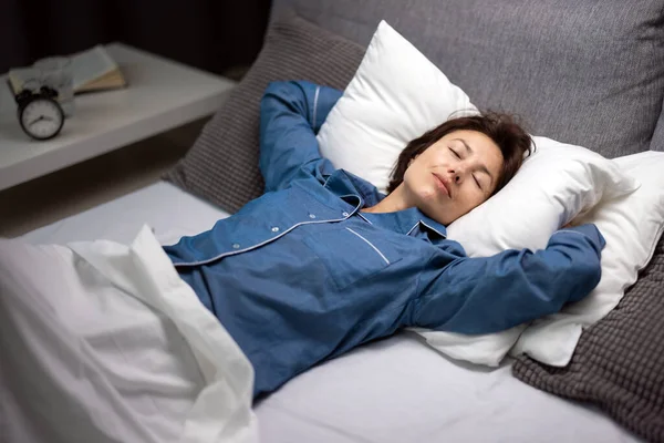 Geceleri huzur içinde uyuyan bir kadın — Stok fotoğraf