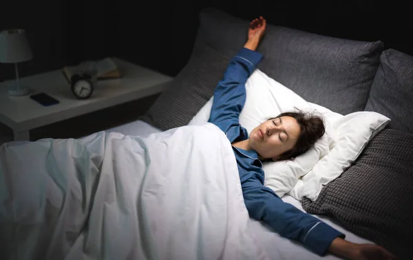 Kobieta do spania w łóżku — Zdjęcie stockowe