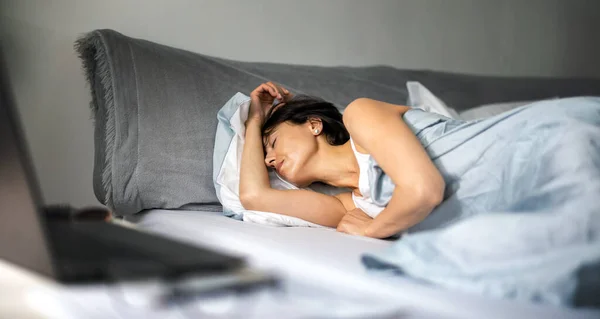 Kobieta śpiąca słodko rano — Zdjęcie stockowe