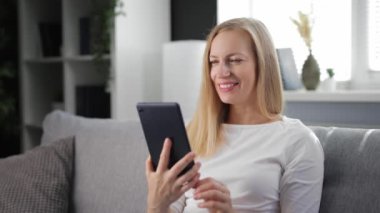 Sohbet için tablet kullanan kadın
