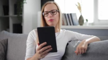 Çağrı için tablet kullanan kadın