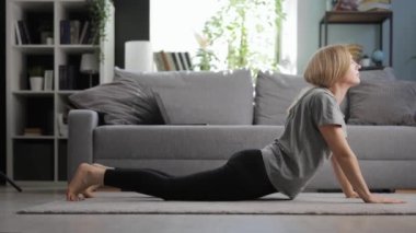 Kadın uzanıyor yerde