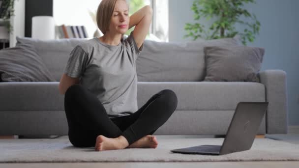 Treinamento da mulher com laptop — Vídeo de Stock