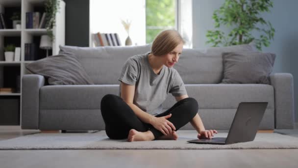 Kvinna som använder laptop för träning — Stockvideo