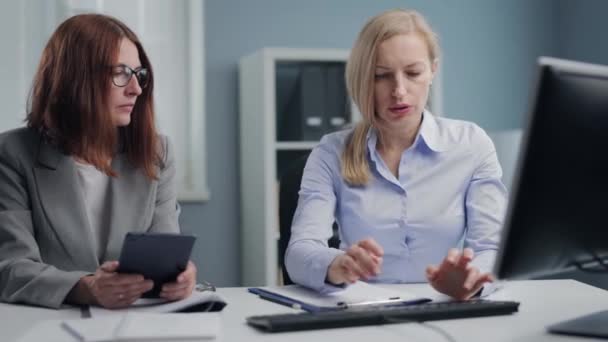 Biznes kobiet pracujących w biurze — Wideo stockowe