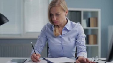 Ofiste çalışan kadın.