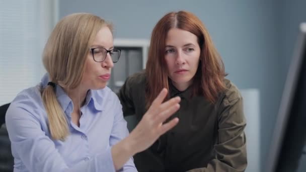 Две женщины в офисе — стоковое видео