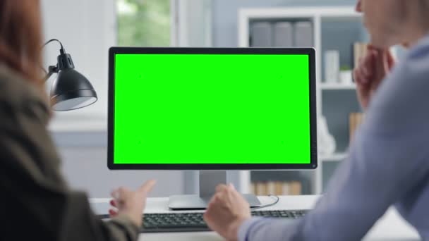 クロマキーを持つコンピュータを使用している女性 — ストック動画