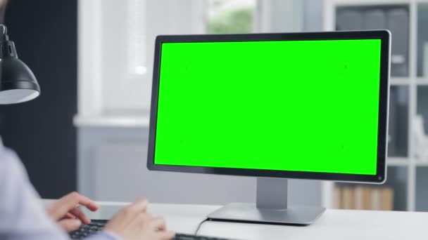 Vrouw met groene scherm computer — Stockvideo