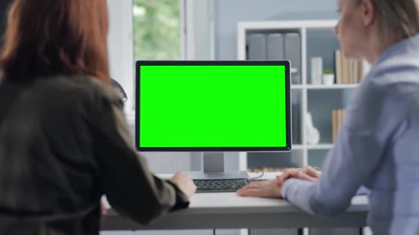 使用绿色屏幕计算机的妇女 — 图库视频影像