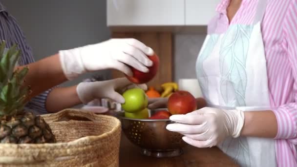 Женщины используют яблоки на кухне — стоковое видео