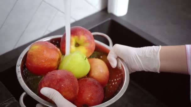 Mulher que lava maçãs — Vídeo de Stock